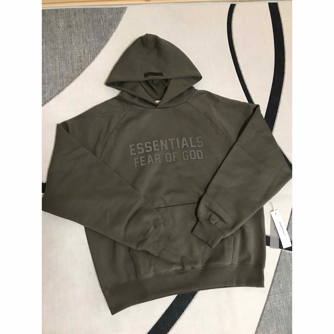 FEAR OF GOD(フィアオブゴッド)の新品未使用FOG ESSENTIALS パーカー ダークブラウン　Mサイズ メンズのトップス(パーカー)の商品写真