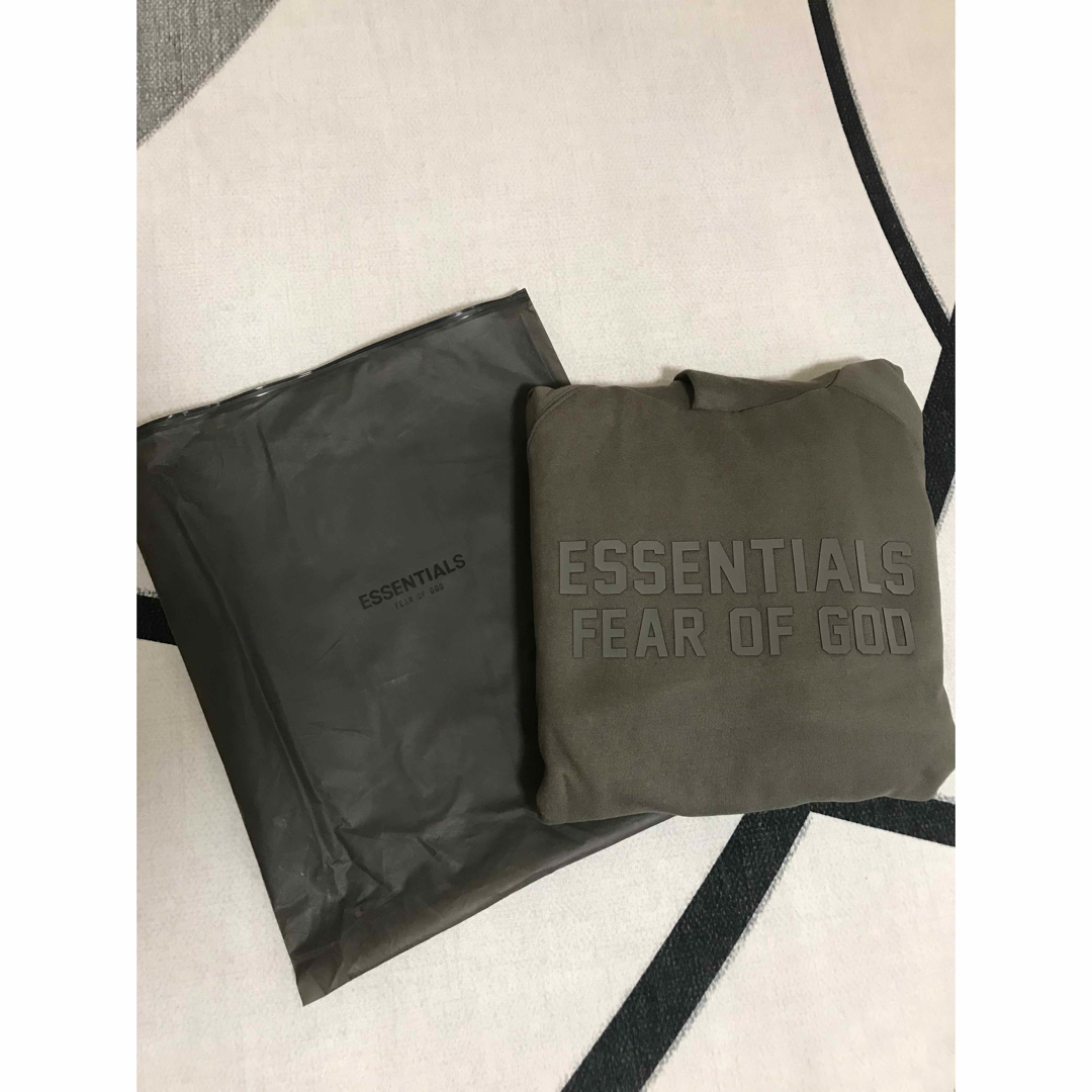 FEAR OF GOD(フィアオブゴッド)の新品未使用FOG ESSENTIALS パーカー ダークブラウン　Mサイズ メンズのトップス(パーカー)の商品写真