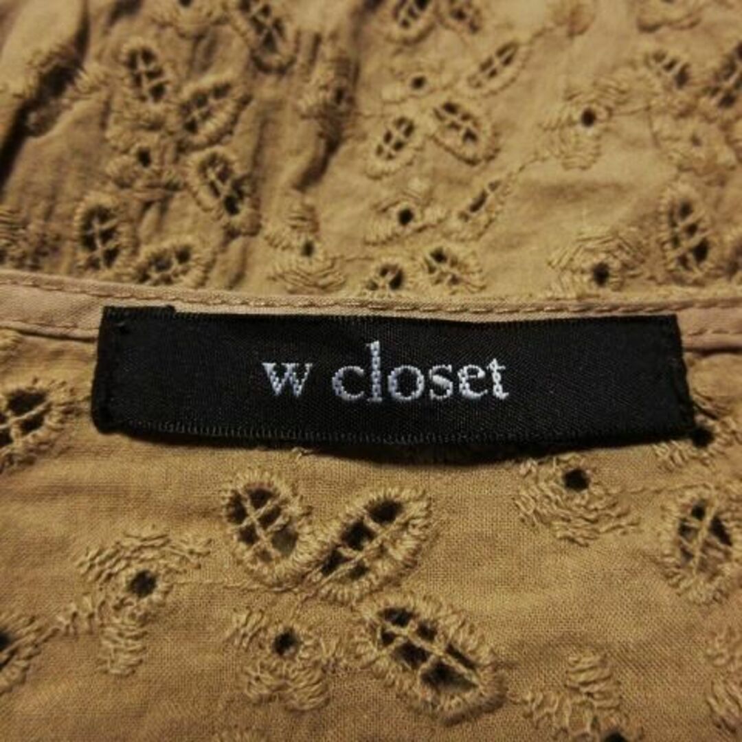 w closet(ダブルクローゼット)のwクローゼット カットワークブラウス ウエストマーク 茶 230426CK19A レディースのトップス(シャツ/ブラウス(半袖/袖なし))の商品写真