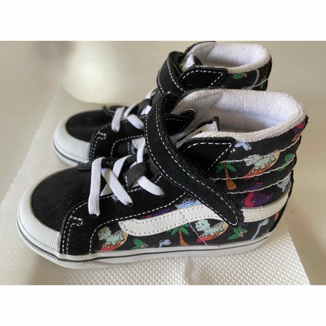 VANS(ヴァンズ)の［新品未使用］VANS 恐竜柄 スニーカー キッズ/ベビー/マタニティのキッズ靴/シューズ(15cm~)(スニーカー)の商品写真