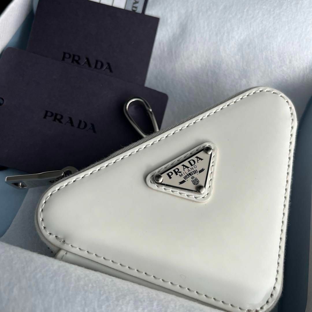 PRADA(プラダ)のPRADA コインケース　小銭入れ　三角　白　シルバー　銀　黒　ブラック レディースのファッション小物(コインケース)の商品写真