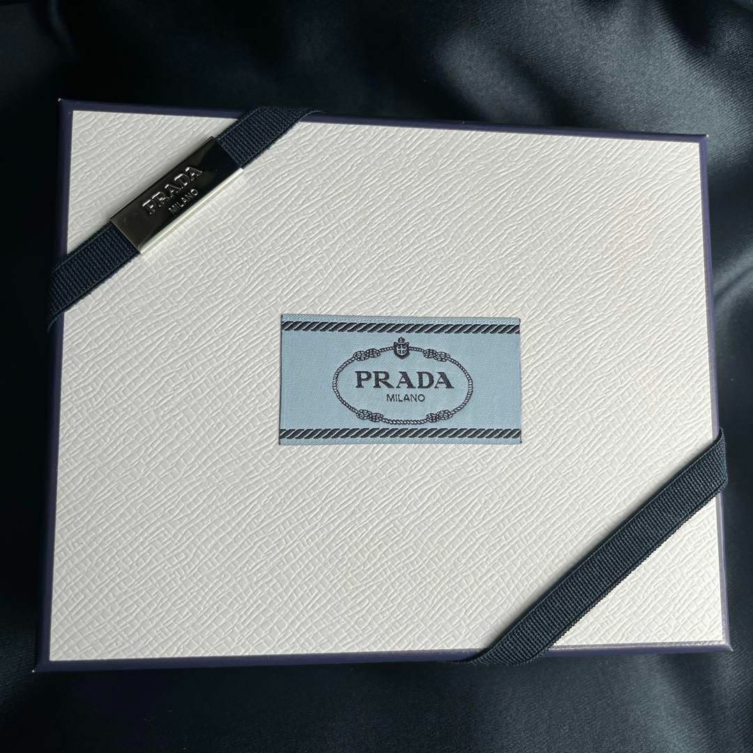 PRADA(プラダ)のPRADA コインケース　小銭入れ　三角　白　シルバー　銀　黒　ブラック レディースのファッション小物(コインケース)の商品写真
