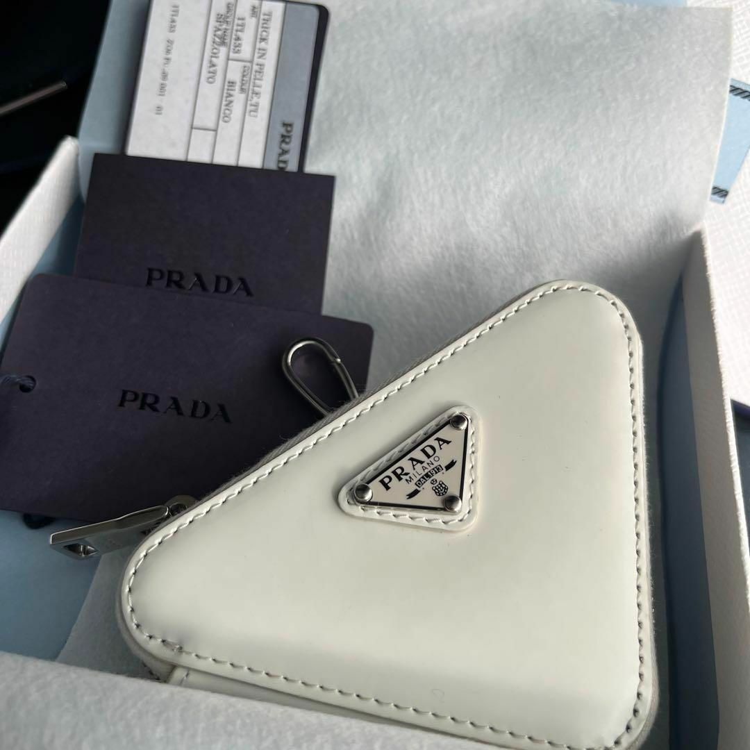 PRADA(プラダ)のPRADA コインケース　小銭入れ　三角　白　シルバー　銀　黒　ブラック レディースのファッション小物(コインケース)の商品写真