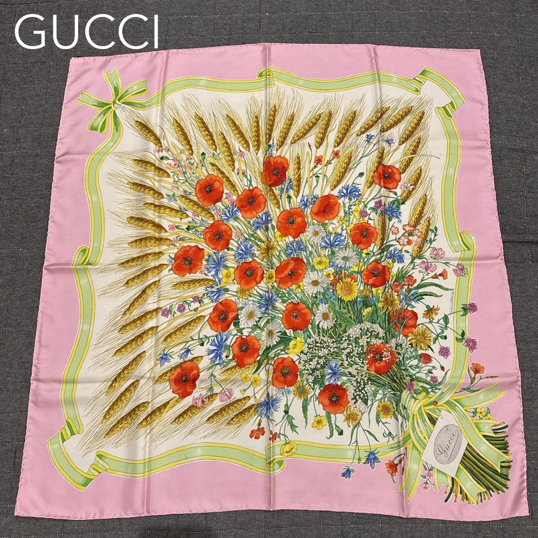 Gucci(グッチ)のGUCCI グッチ フローラ 大判シルクスカーフ 花束 ロゴ ピンク レディースのファッション小物(バンダナ/スカーフ)の商品写真