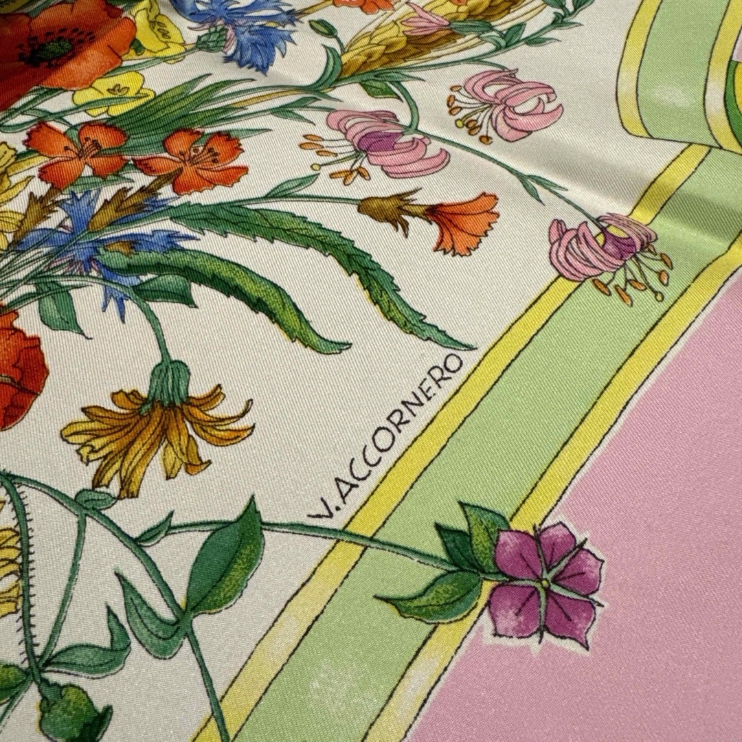 Gucci(グッチ)のGUCCI グッチ フローラ 大判シルクスカーフ 花束 ロゴ ピンク レディースのファッション小物(バンダナ/スカーフ)の商品写真