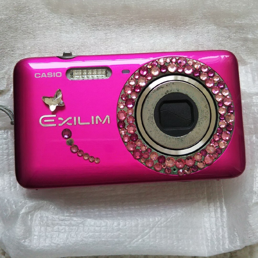 CASIO(カシオ)のCASIO EXILIM EX-Z800 ピンク ラインストーン付きモデル スマホ/家電/カメラのカメラ(コンパクトデジタルカメラ)の商品写真