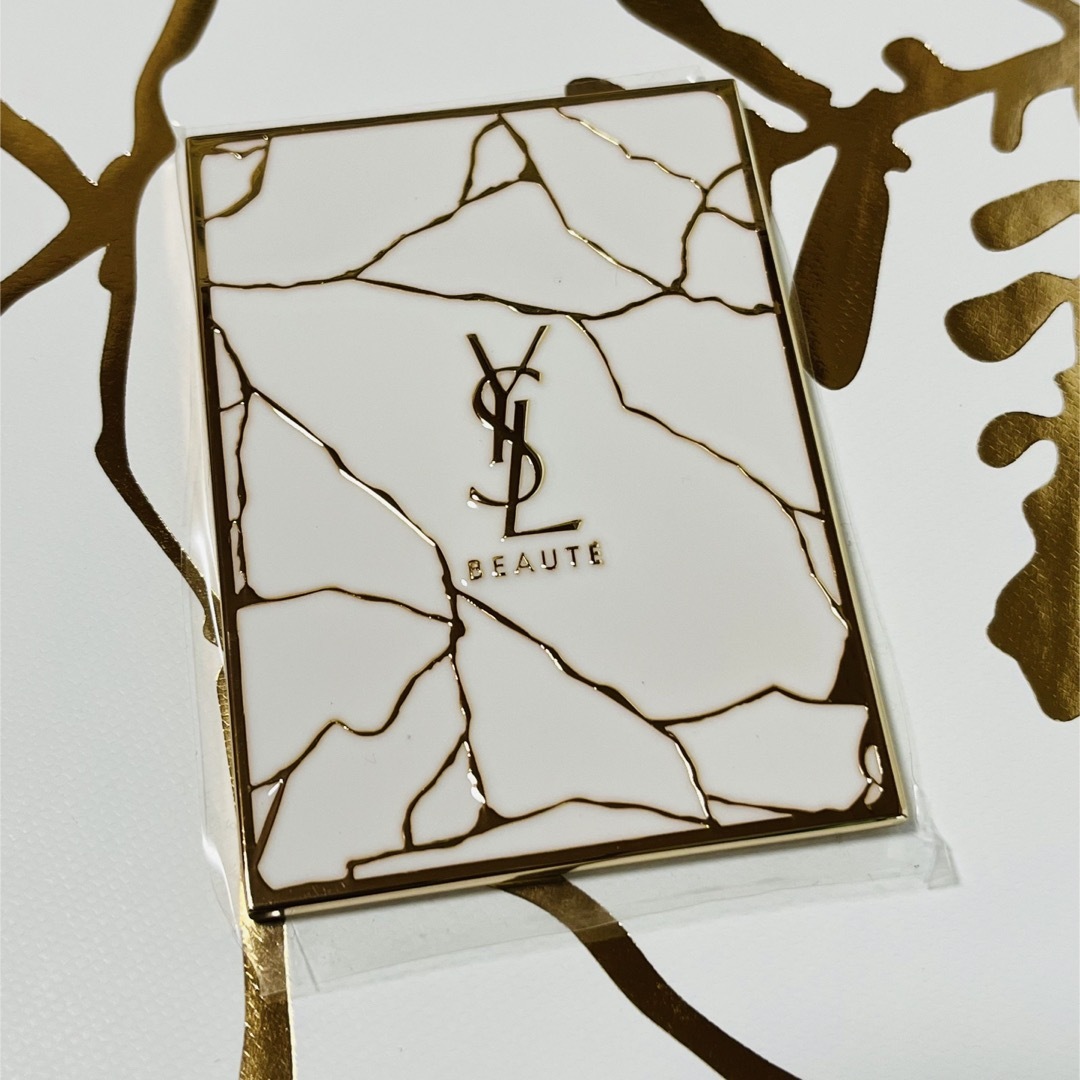 Yves Saint Laurent Beaute(イヴサンローランボーテ)のイヴ・サンローラン ミニミラー 手鏡 レディースのファッション小物(ミラー)の商品写真