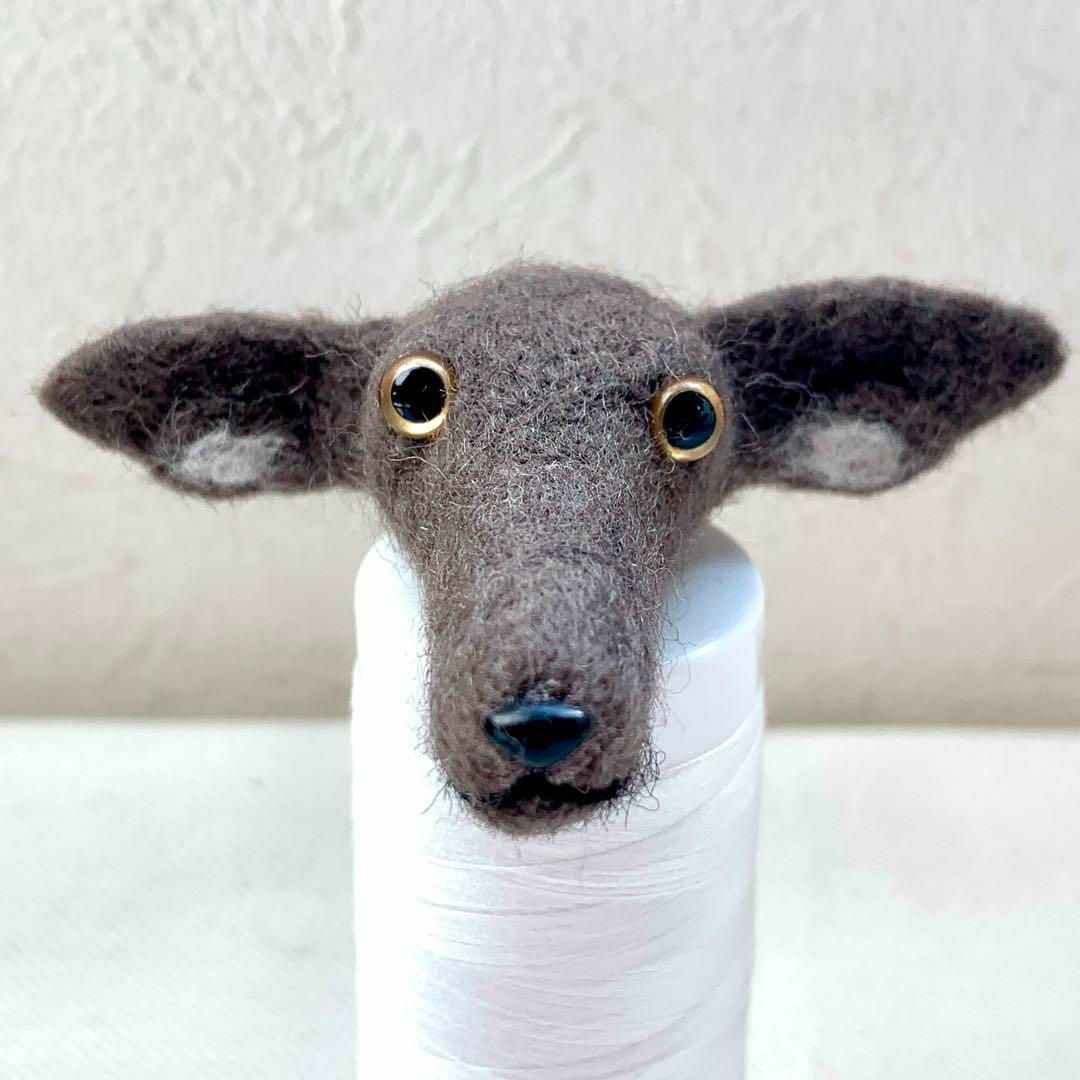 羊毛フエルト チャーム　犬型 イタグレ　シール系 ハンドメイドのペット(おもちゃ/ペット小物)の商品写真