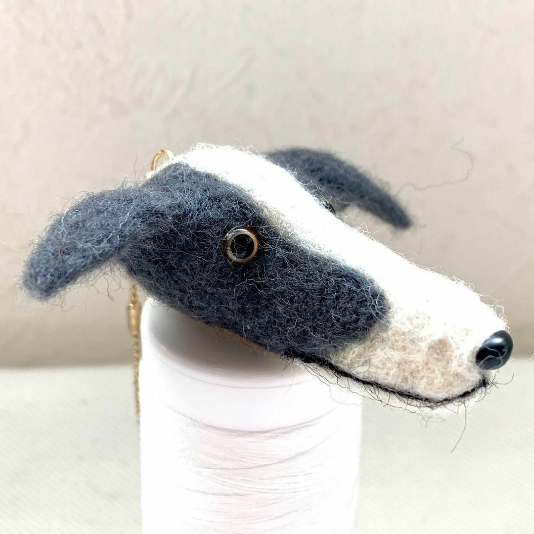 羊毛フエルト チャーム　犬型 イタグレ　グレー ブルー系&ホワイト ハンドメイドのペット(おもちゃ/ペット小物)の商品写真