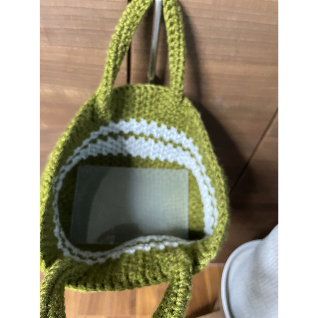 オリーブ色の毛糸バッグ ハンドメイドのファッション小物(バッグ)の商品写真