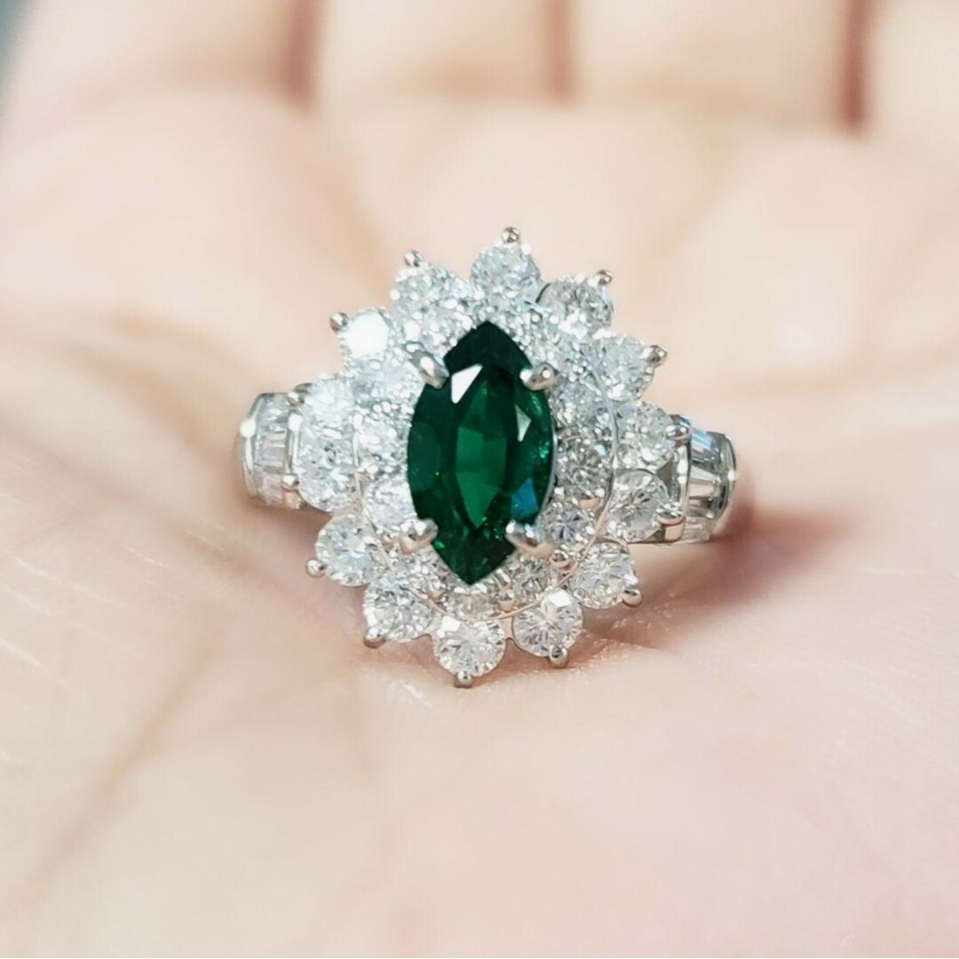 PT 天然エメラルド 0.62ct 天然ダイヤ 1.10ct デザインリング レディースのアクセサリー(リング(指輪))の商品写真