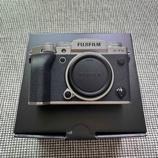 フジフイルム(富士フイルム)のFUJIFILM X-T5 ボディ シルバー ミラーレス(ミラーレス一眼)