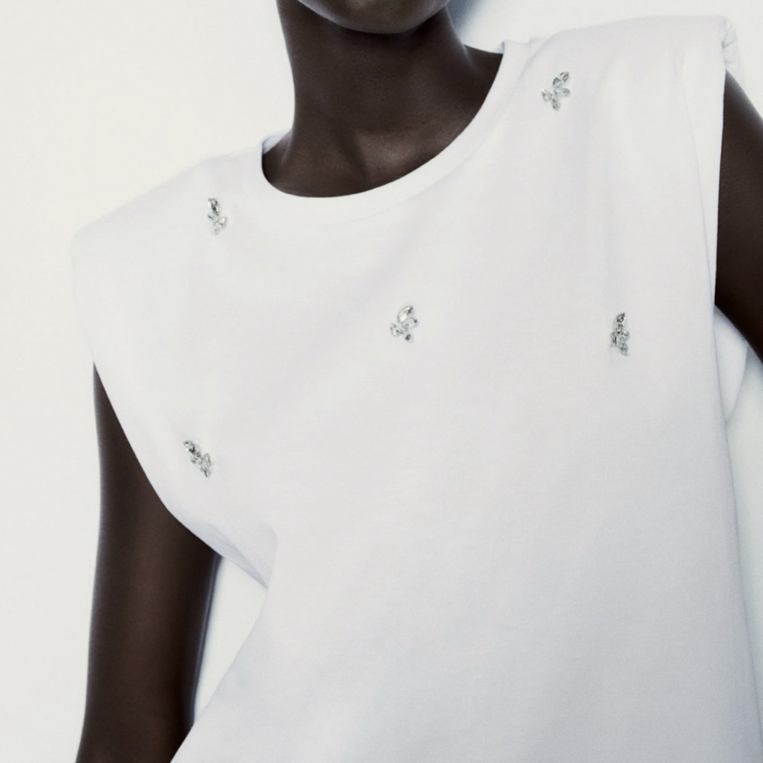 ZARA(ザラ)のショルダーパッドラインストーンTシャツ レディースのトップス(Tシャツ(半袖/袖なし))の商品写真