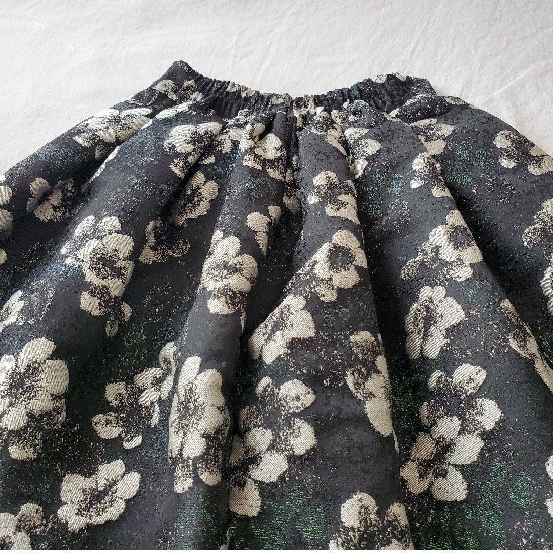 ミディ丈　柄スカート　花柄 レディースのスカート(ひざ丈スカート)の商品写真