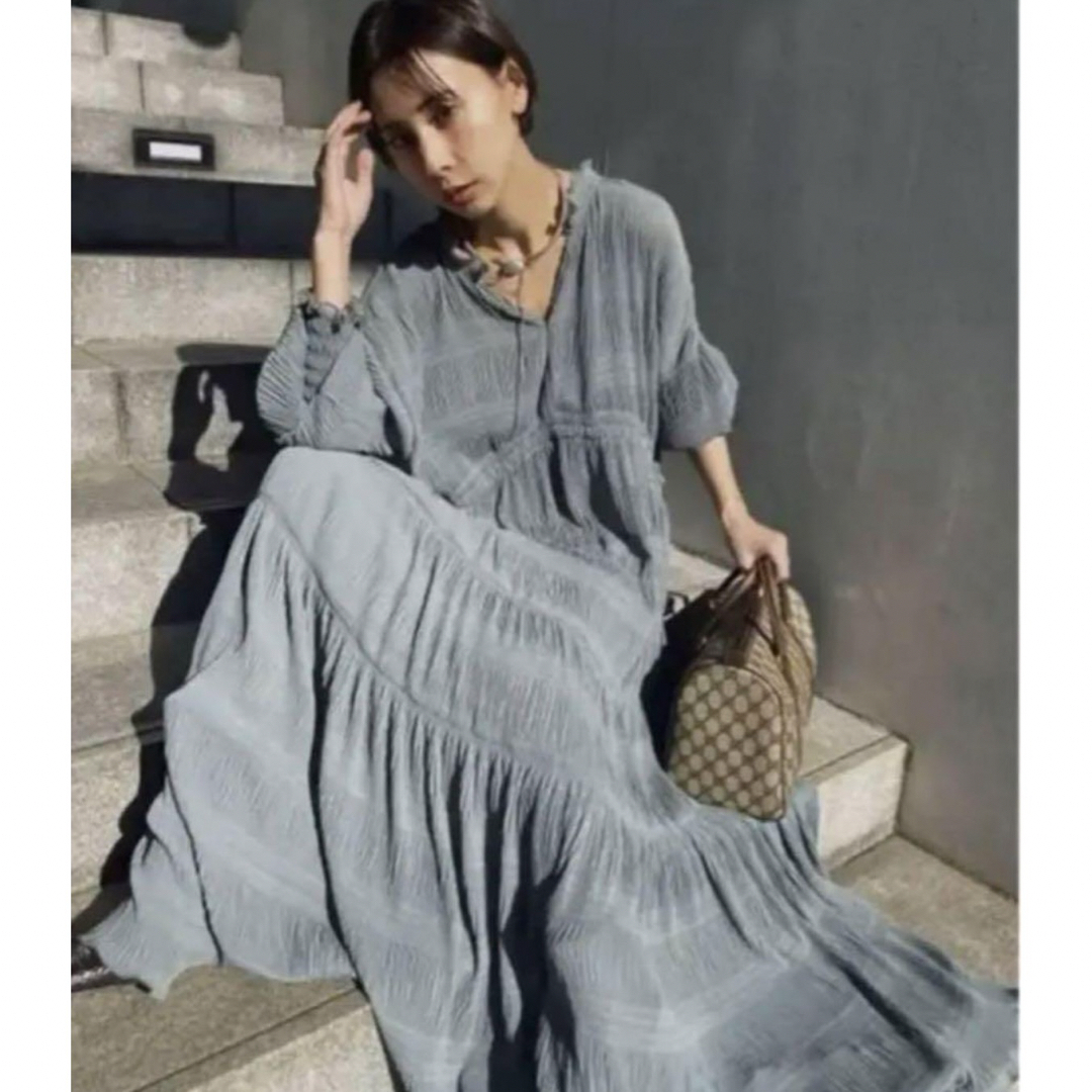 Ameri VINTAGE(アメリヴィンテージ)のSHIRRING PLEATS DRESS  ブルー　 Mサイズ レディースのワンピース(ロングワンピース/マキシワンピース)の商品写真