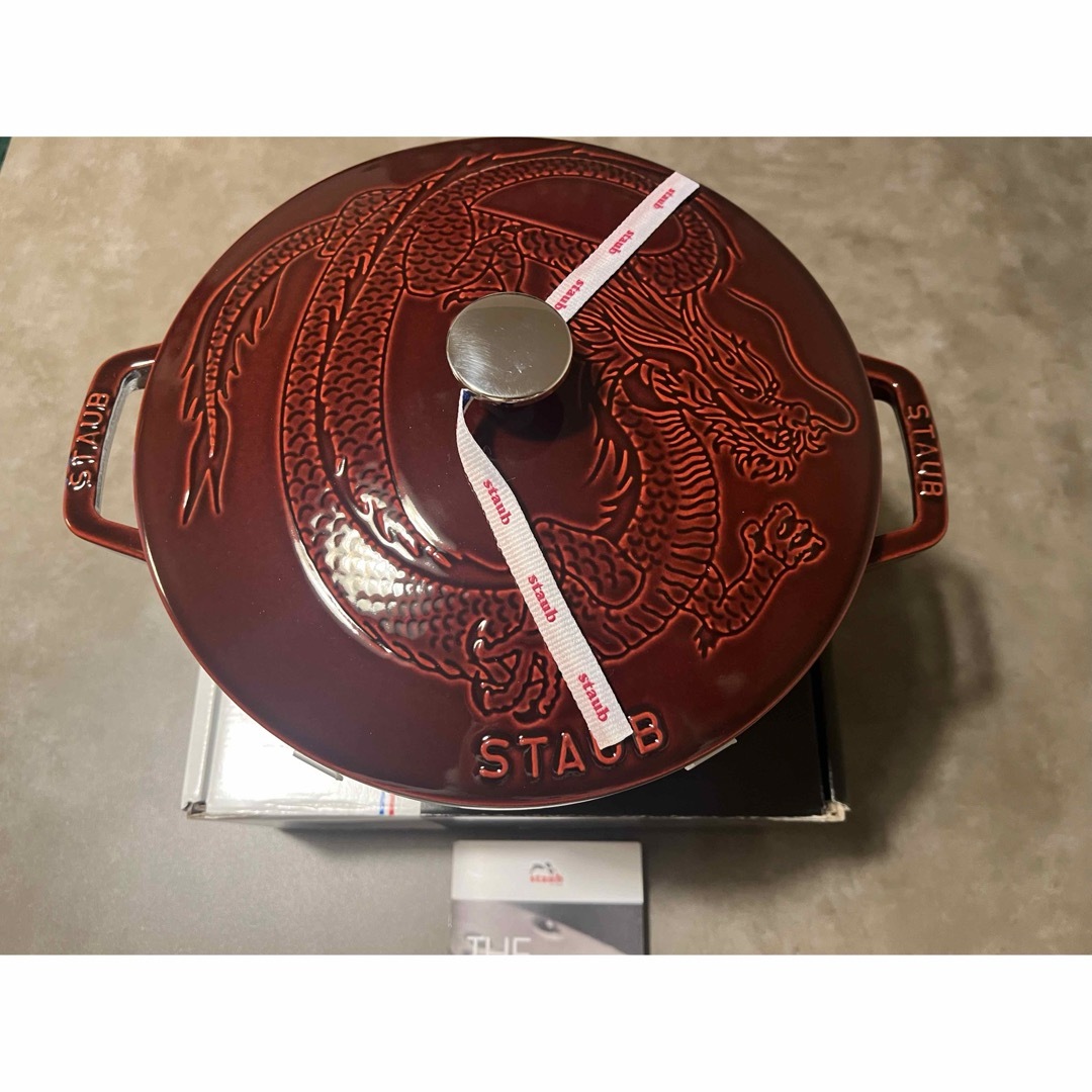 STAUB(ストウブ)の即日発送　日本未発売　数量限定新品　ストウブココット ラウンド　ドラゴン24cm インテリア/住まい/日用品のキッチン/食器(鍋/フライパン)の商品写真