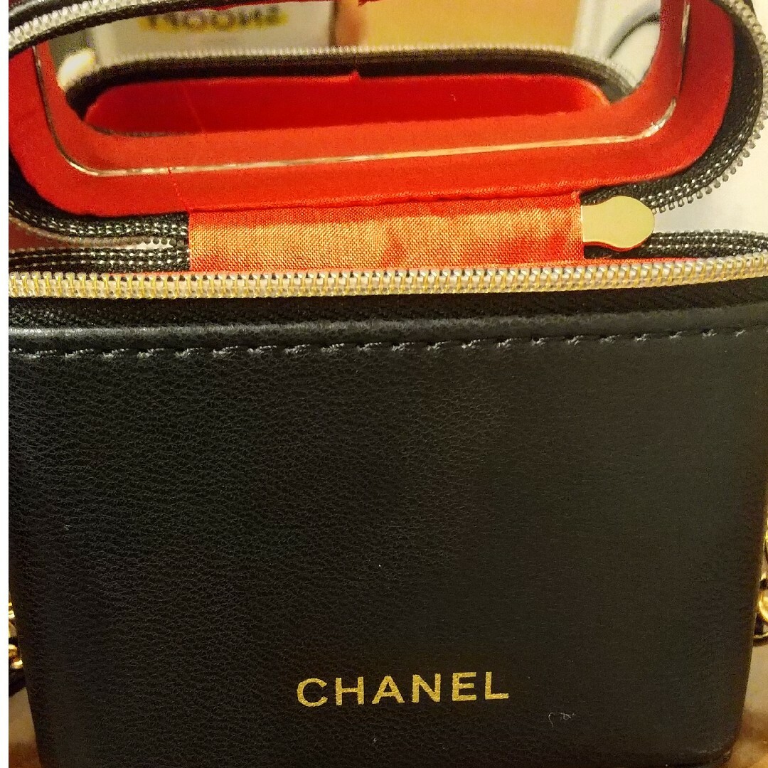 CHANEL(シャネル)のCHANELノベルティーリップケ−スショルダー エンタメ/ホビーのコレクション(ノベルティグッズ)の商品写真