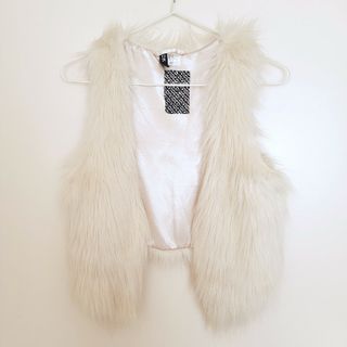 エイチアンドエム(H&M)のH&M ファーベスト 新品   ベージュ(ベスト/ジレ)