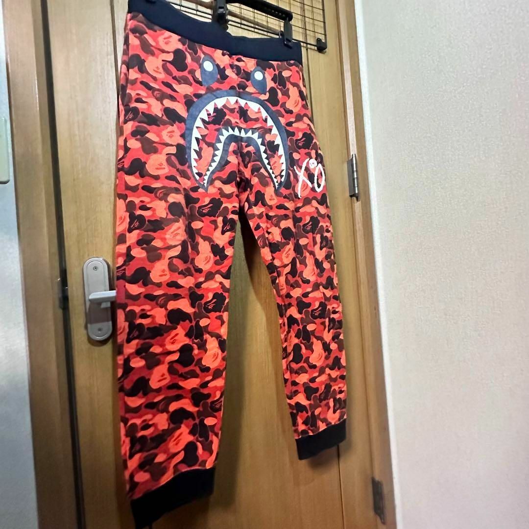 A BATHING APE(アベイシングエイプ)のBape XO orange camo track pants メンズのパンツ(その他)の商品写真