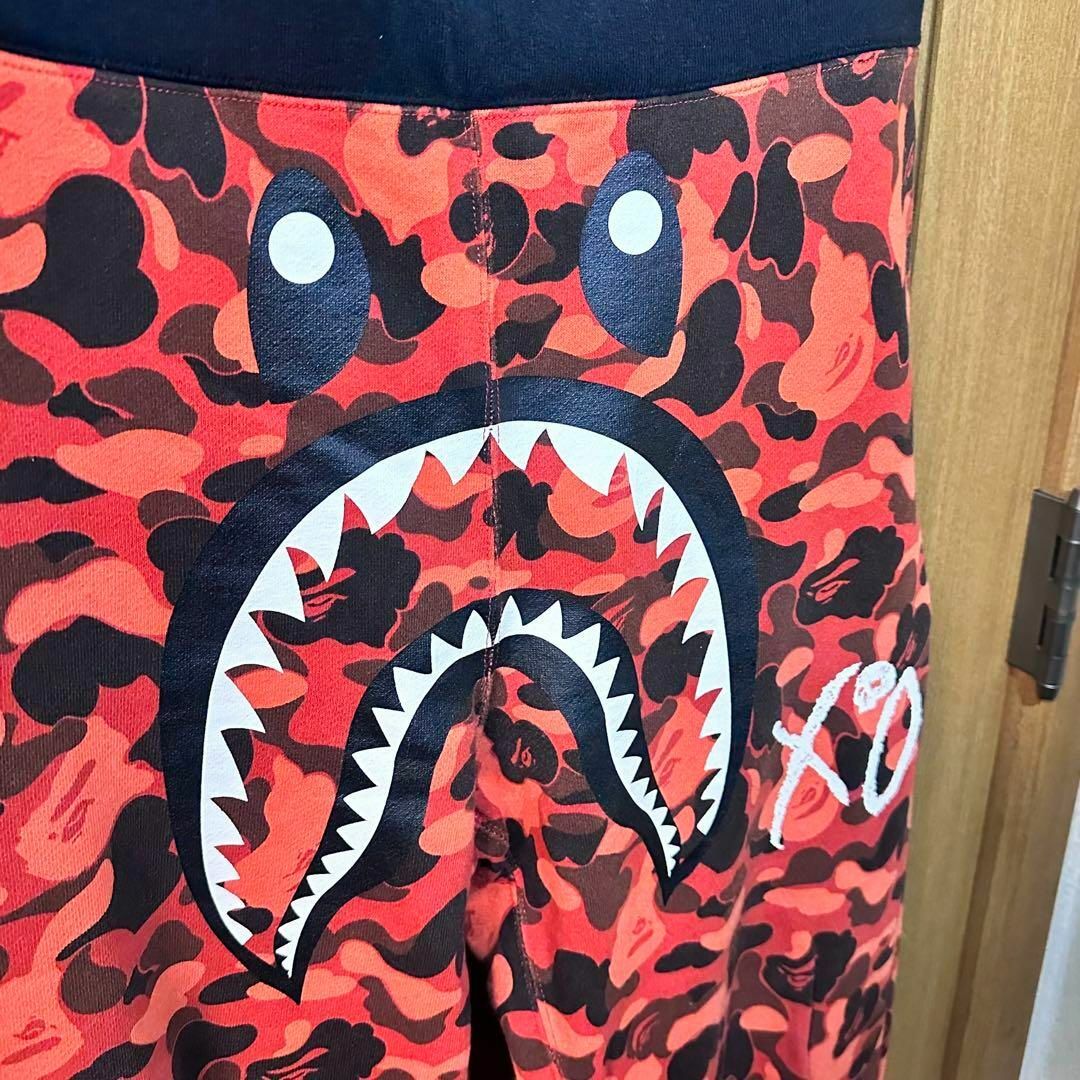 A BATHING APE(アベイシングエイプ)のBape XO orange camo track pants メンズのパンツ(その他)の商品写真