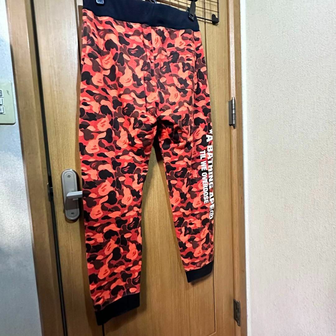 A BATHING APE(アベイシングエイプ)のBape XO orange camo track pants メンズのパンツ(その他)の商品写真