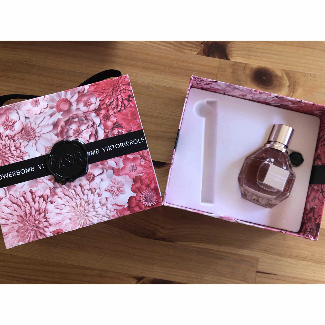 VIKTOR&ROLF(ヴィクターアンドロルフ)の新品未使用VICTOR & ROLF Flowerbomb 香水 50ml コスメ/美容の香水(香水(女性用))の商品写真