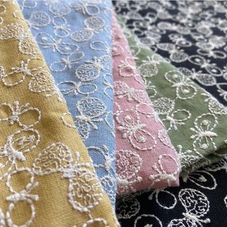 ＊コットンリネン　蝶々　【刺繍柄　5枚セット】(生地/糸)