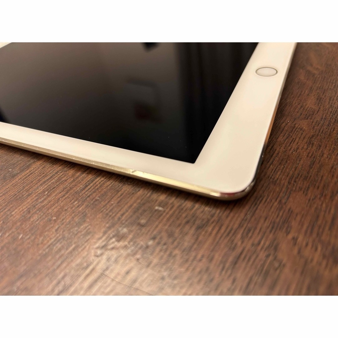 Apple(アップル)のアップル iPad Air 2 64GB ゴールド docomo スマホ/家電/カメラのPC/タブレット(タブレット)の商品写真