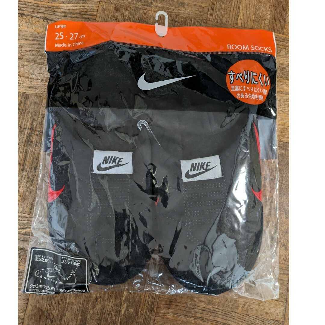 NIKE(ナイキ)の未使用　ナイキ　コート　スリッパ　黒　ブラック メンズのジャケット/アウター(トレンチコート)の商品写真