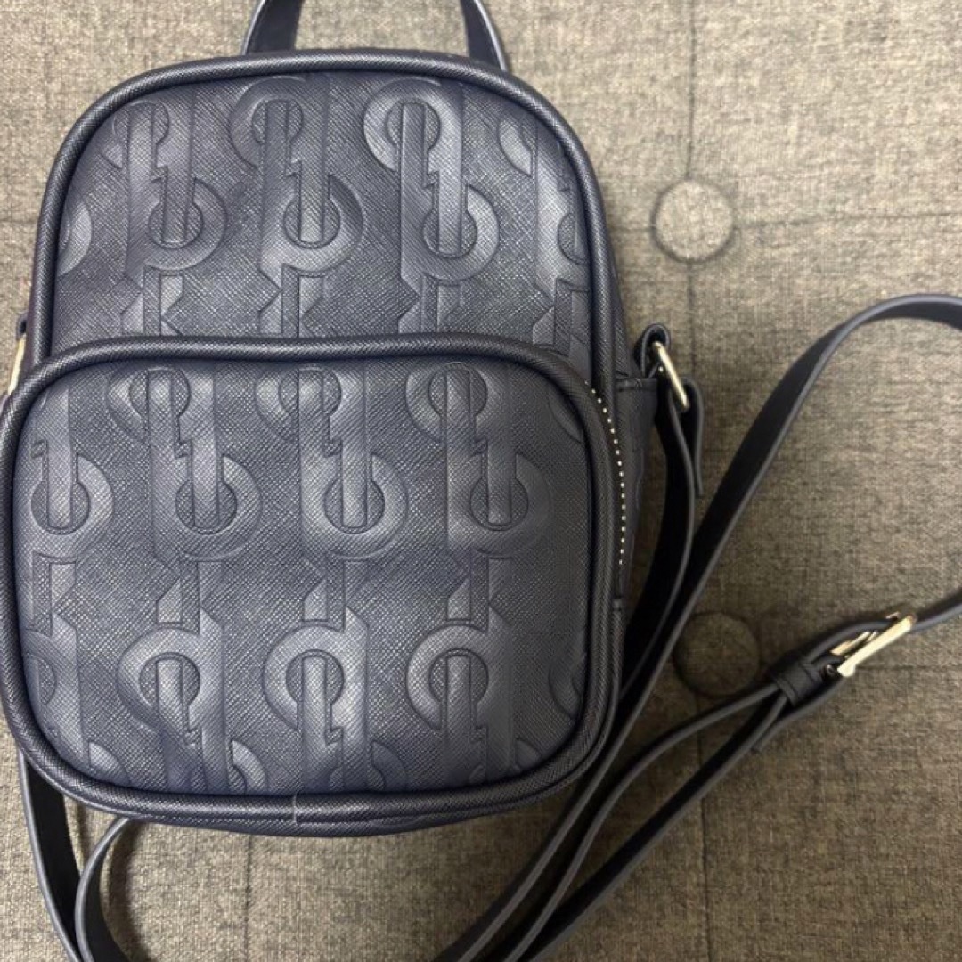 未使用 女王蜂 qb luxury Logo mini bag ショルダーバッグ 未使用 女王蜂 qb luxury Logo mini bag ショルダーバッグ