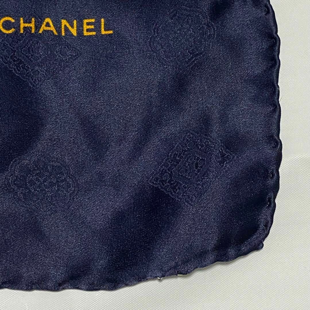 CHANEL(シャネル)の★CHANEL★スカーフ 大判 チェーン メダル 地紋 シルク ネイビー レッド レディースのファッション小物(バンダナ/スカーフ)の商品写真