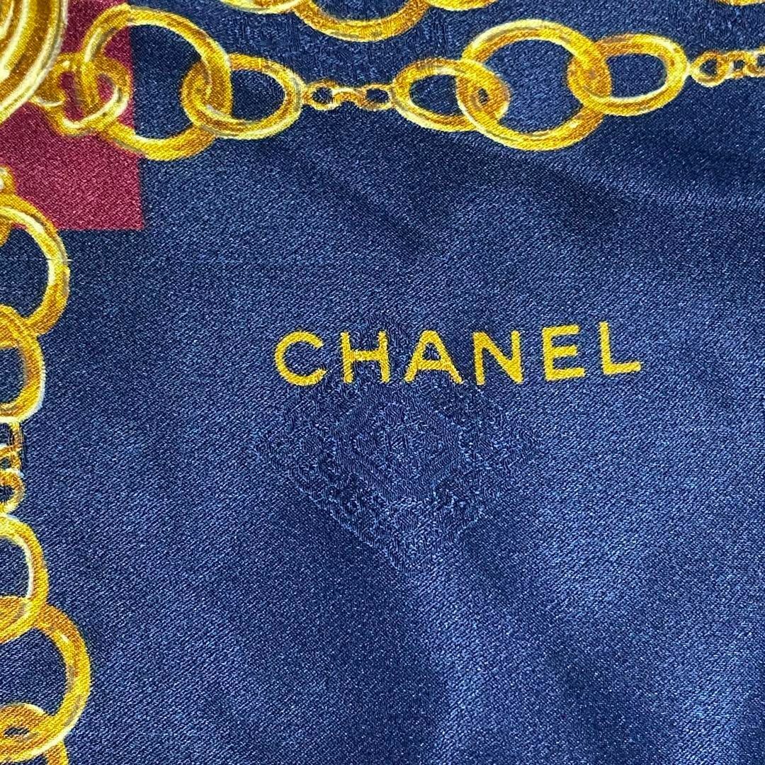 CHANEL(シャネル)の★CHANEL★スカーフ 大判 チェーン メダル 地紋 シルク ネイビー レッド レディースのファッション小物(バンダナ/スカーフ)の商品写真