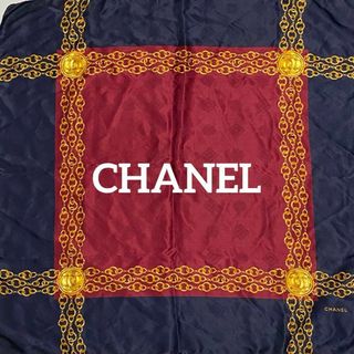 シャネル(CHANEL)の★CHANEL★スカーフ 大判 チェーン メダル 地紋 シルク ネイビー レッド(バンダナ/スカーフ)