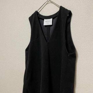 ヴェトモン(VETEMENTS)の1645 ワンピース ブラック V字カット ノースリーブ 上品 シンプル(ひざ丈ワンピース)