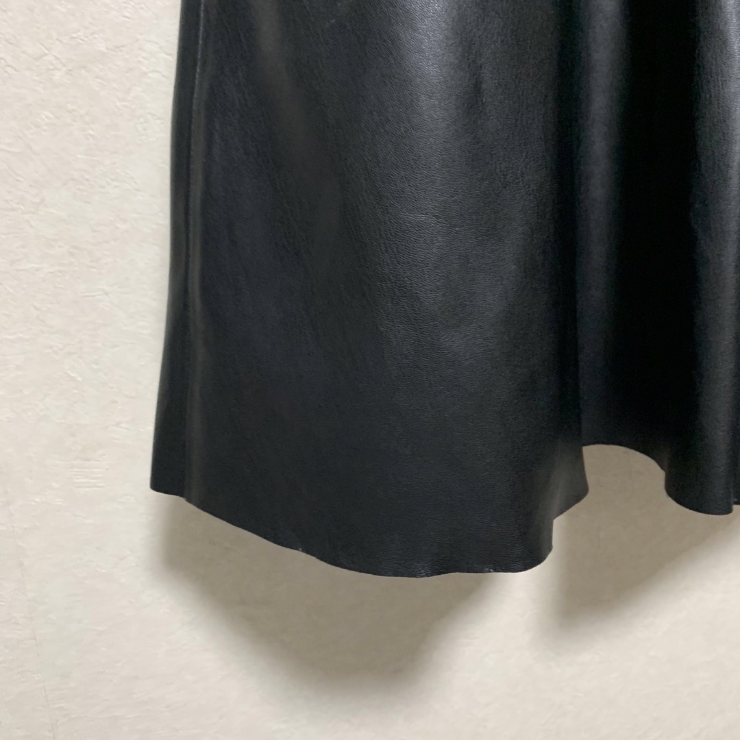 ZARA(ザラ)のザラ フェイクレザー ロングフレアスカート XS ブラック フロントボタン レディースのスカート(ロングスカート)の商品写真