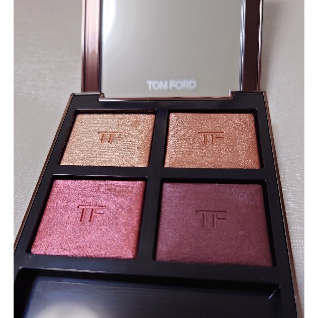 TOM FORD(トムフォード)の極美品　TOM FORD　トムフォード　アイカラークォード 04　ハネムーン コスメ/美容のベースメイク/化粧品(アイシャドウ)の商品写真