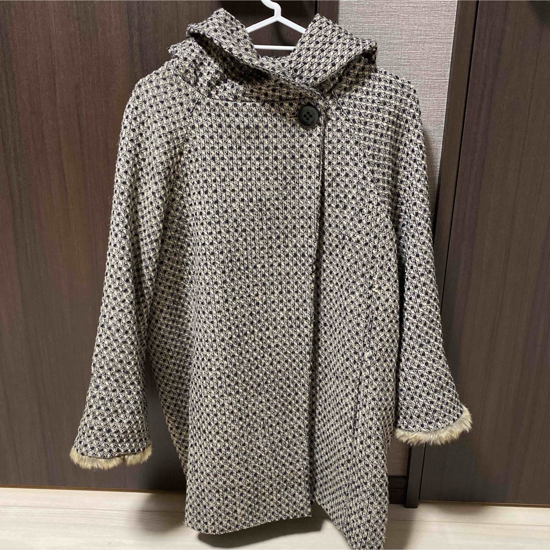 Lil nina コート 袖ファー フード ポケット付 アウター　未使用 レディースのジャケット/アウター(ロングコート)の商品写真