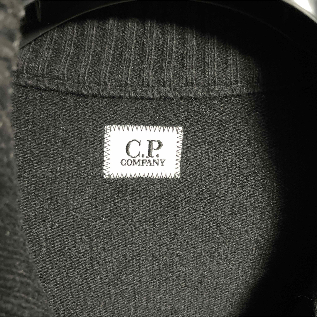 C.P. Company(シーピーカンパニー)のC.P.Companyレンズディテール フルジップニット メンズのトップス(ニット/セーター)の商品写真