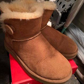 アグ(UGG)のUGG ベイリーボタン　ショート　チェスナット　23cm(ブーツ)