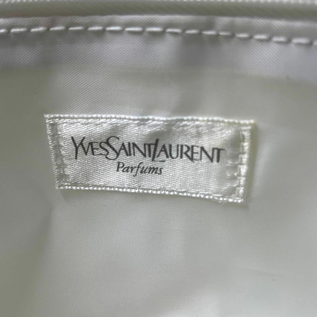 Yves Saint Laurent(イヴサンローラン)のイヴサンローラン　白　立体ロゴ　ポーチ　バニティ レディースのバッグ(ボディバッグ/ウエストポーチ)の商品写真