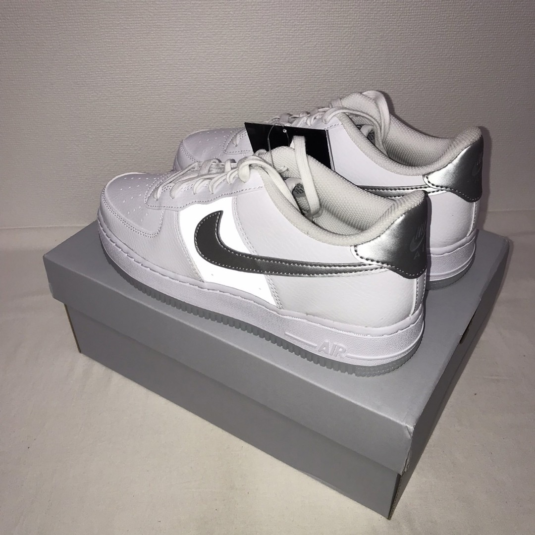 NIKE(ナイキ)の【24.5】NIKE AIR FORCE 1 GS ホワイト ピュアプラチナム レディースの靴/シューズ(スニーカー)の商品写真