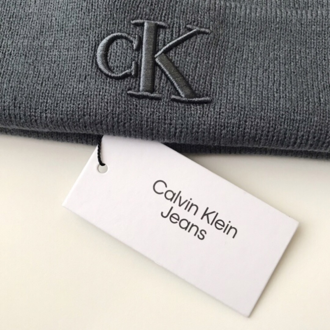 Calvin Klein(カルバンクライン)のレア【新品】カルバンクライン USA ニット帽 チャコールグレー 帽子 メンズの帽子(ニット帽/ビーニー)の商品写真