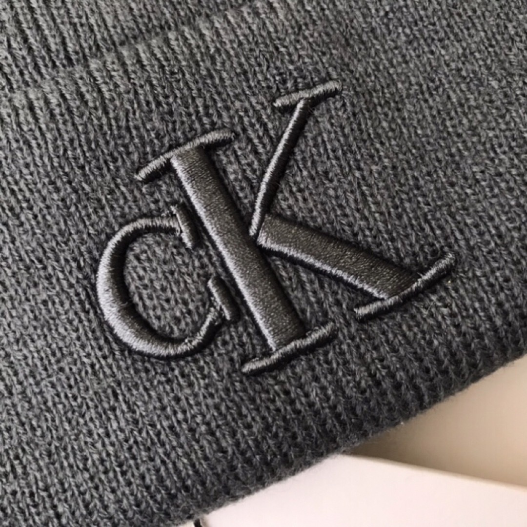 Calvin Klein(カルバンクライン)のレア【新品】カルバンクライン USA ニット帽 チャコールグレー 帽子 メンズの帽子(ニット帽/ビーニー)の商品写真