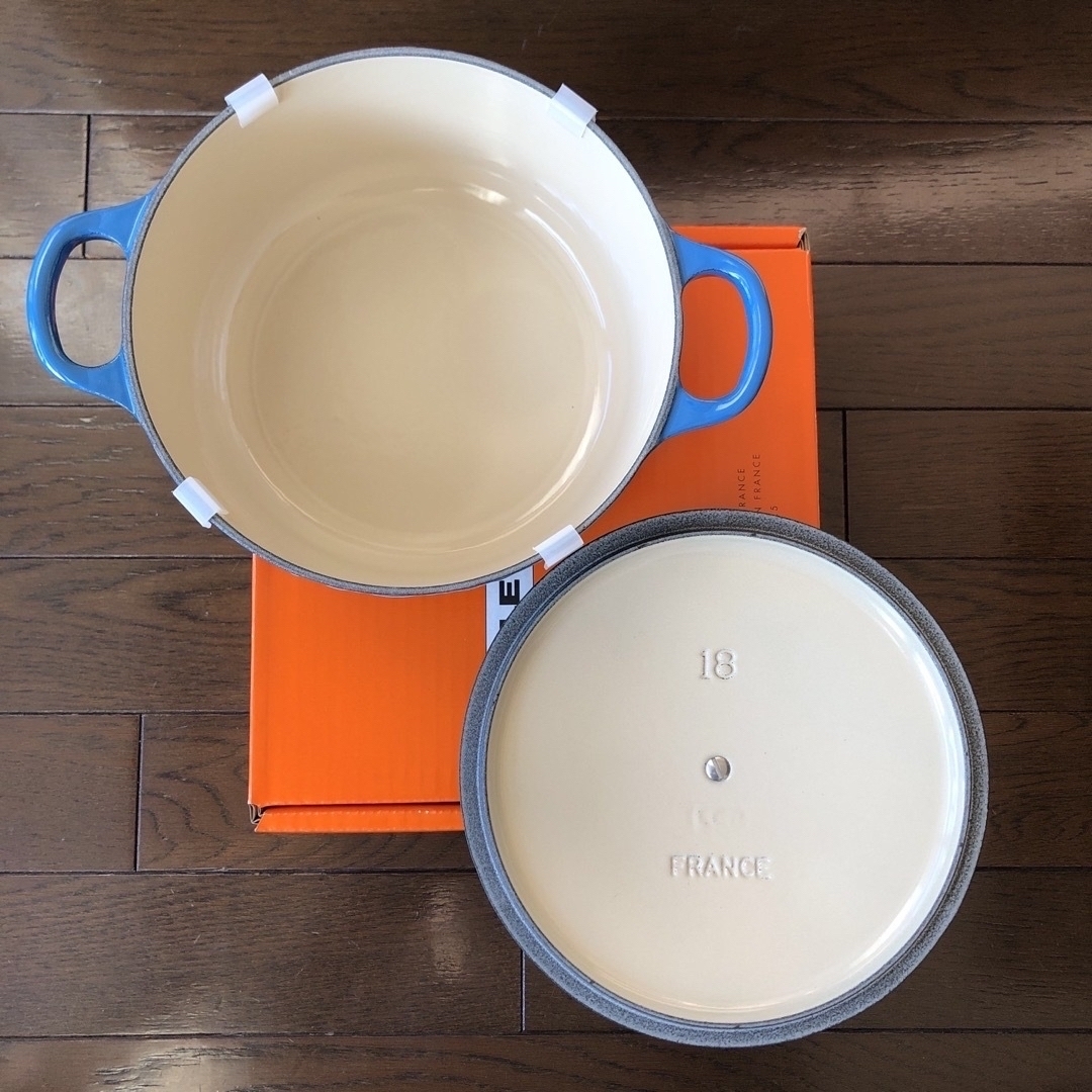 LE CREUSET(ルクルーゼ)のル・クルーゼ　ココット・ロンド 18cm&プラスチックピン4個【新品/未使用】 インテリア/住まい/日用品のキッチン/食器(鍋/フライパン)の商品写真