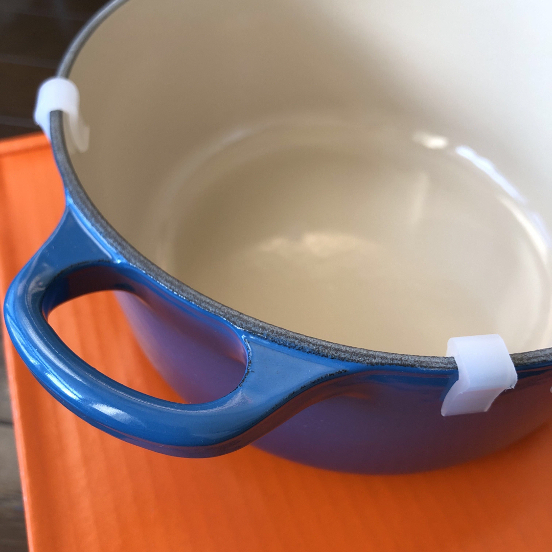 LE CREUSET(ルクルーゼ)のル・クルーゼ　ココット・ロンド 18cm&プラスチックピン4個【新品/未使用】 インテリア/住まい/日用品のキッチン/食器(鍋/フライパン)の商品写真