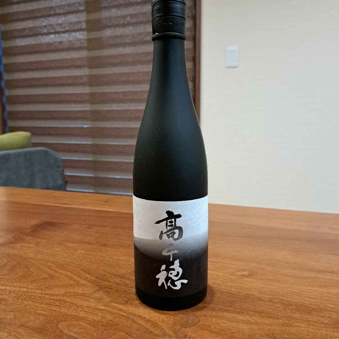 【新品】高千穂 常圧蒸留 黒麹全量麦焼酎 25度 720ml 食品/飲料/酒の酒(焼酎)の商品写真