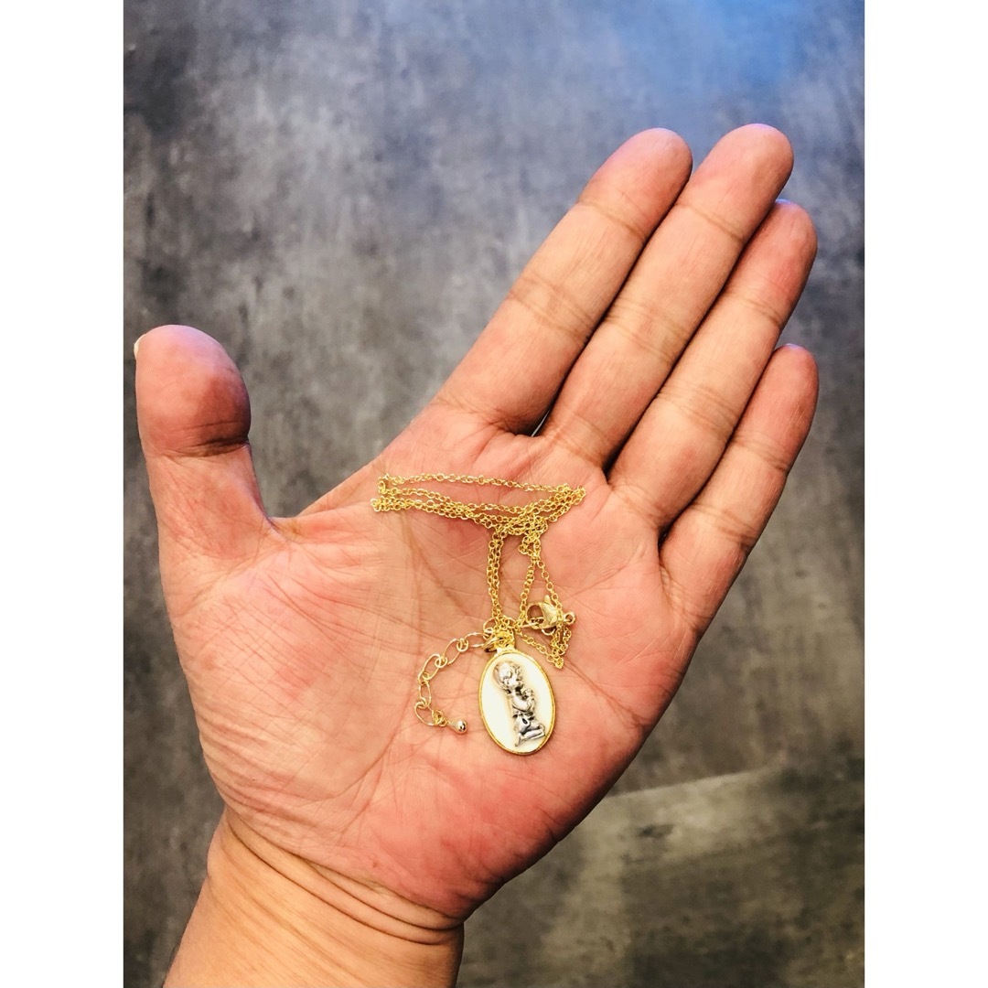 奇跡のメダイユ 初聖体のネックレス　●祈りの男の子　●ゴールド×ホワイト レディースのアクセサリー(ネックレス)の商品写真
