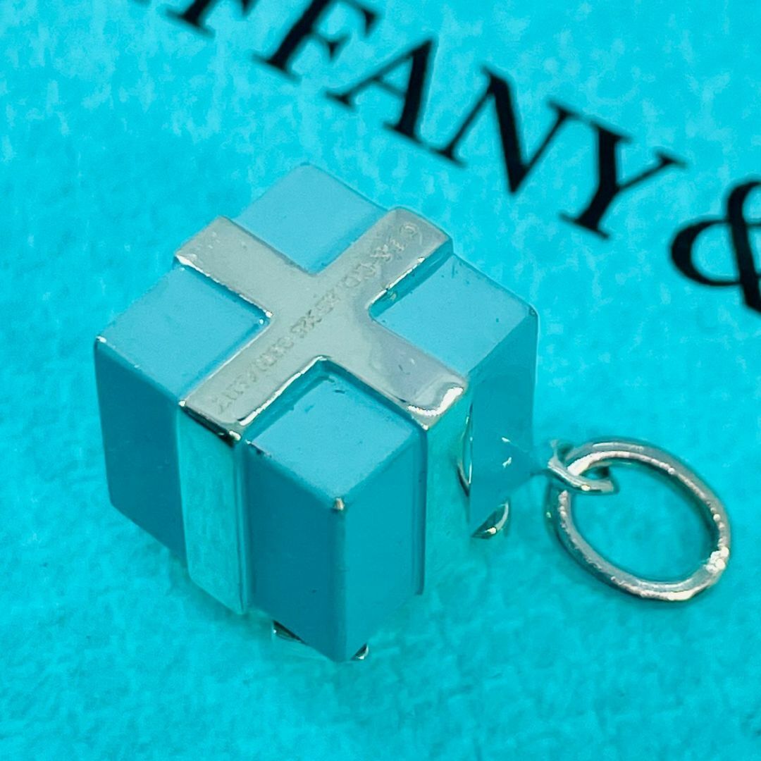 Tiffany & Co.(ティファニー)のティファニー プレゼントボックス エナメル チャーム ネックレストップ★741 レディースのアクセサリー(チャーム)の商品写真