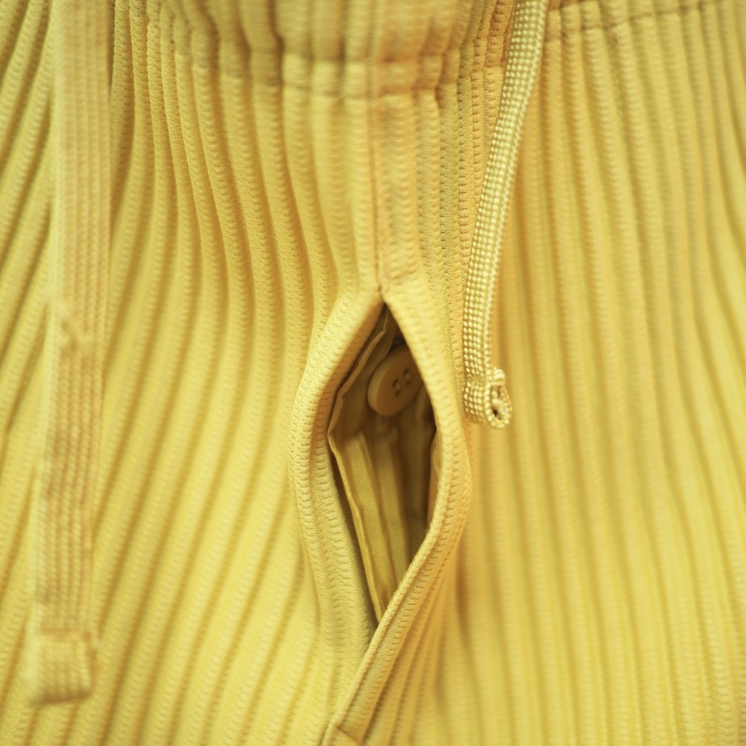 ISSEY MIYAKE(イッセイミヤケ)のHOMME PLISSE 21AWプリーツパンツ-Yellow/1 メンズのパンツ(サルエルパンツ)の商品写真