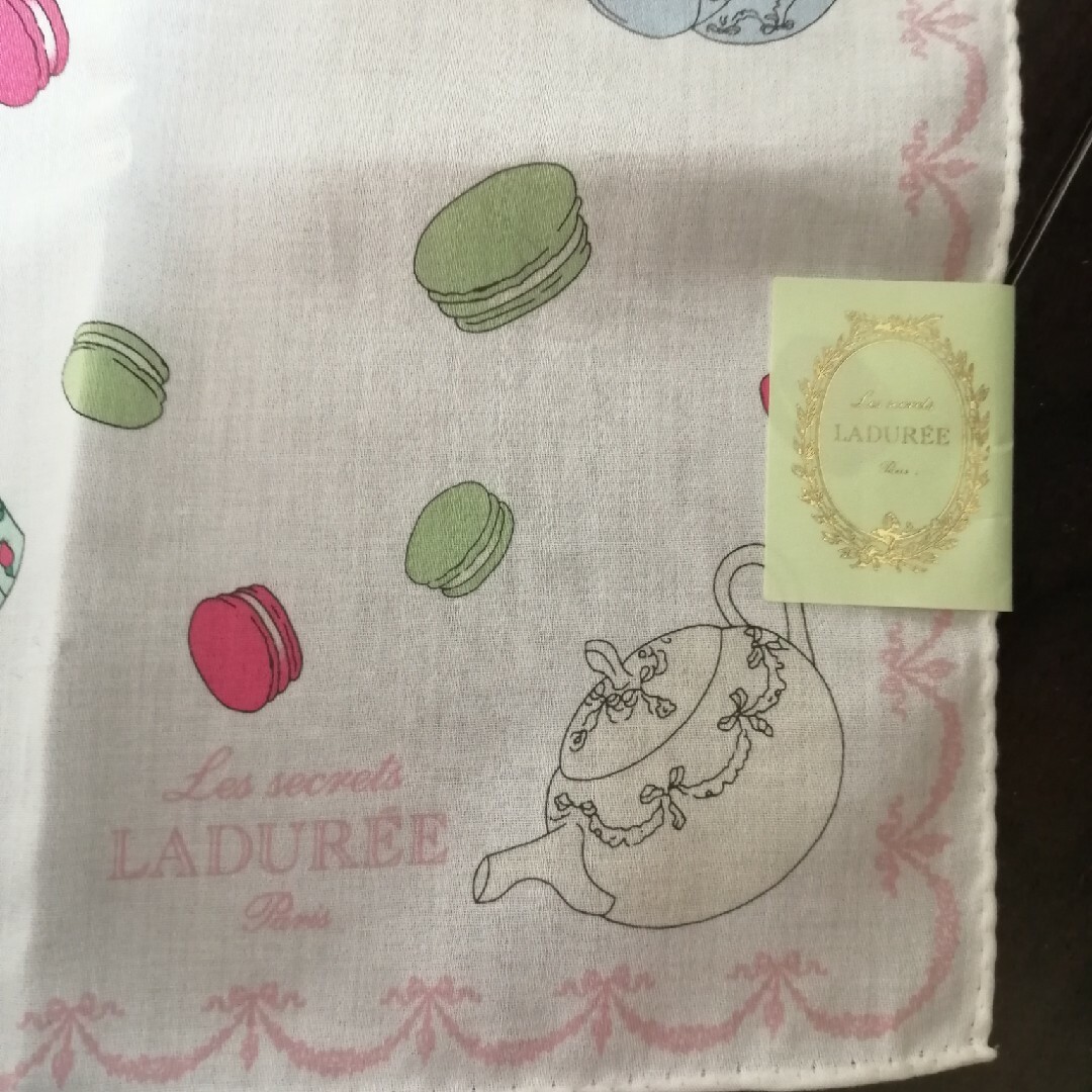 LADUREE(ラデュレ)の値下　未使用　ラデュレ　ハンカチ　49*49位 レディースのファッション小物(ハンカチ)の商品写真